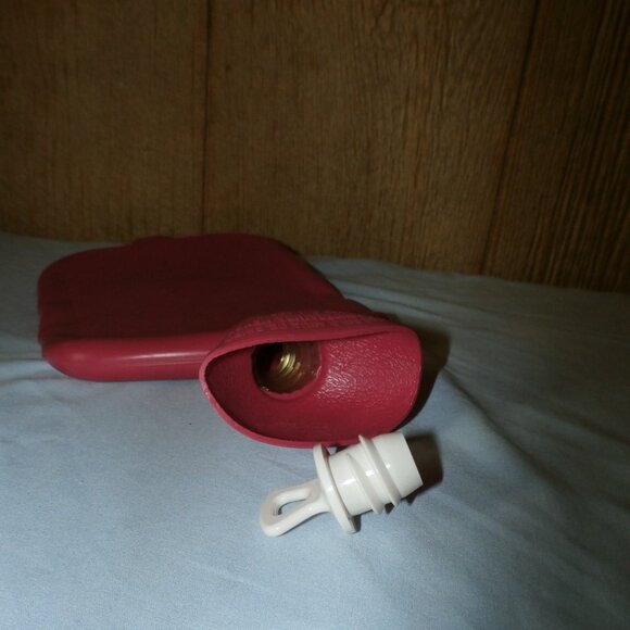 VINTAGE  Red  Rubber Hot Water Bottle By Faultless  Mint Condition - Picture 3 of 12